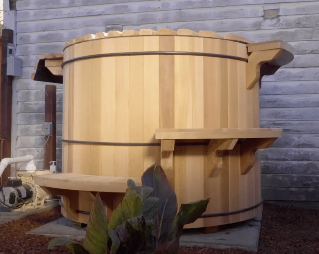 cedar hot tub with steps