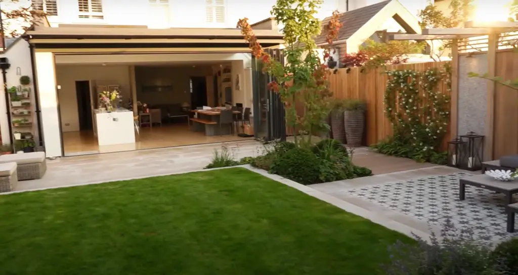 Wide Open Contemporary Garden Room 